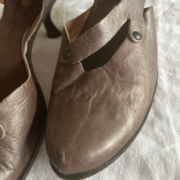 Cydwoq Vintage heels. Artisan handmade bronze soft leather. - Picture 4 of 5